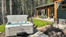 Cascapedia Lodge: Hot Tub, Pin Rouge Resort - Image 4