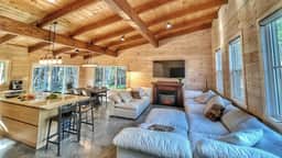 Cascapedia Lodge: Hot Tub, Pin Rouge Resort - Image 5