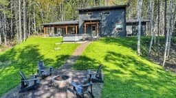 Cascapedia Lodge: Hot Tub, Pin Rouge Resort - Image 3