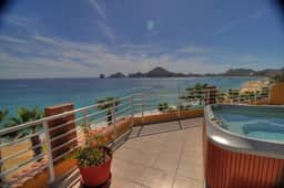 Oceanfront Penthouse with Resort Amenities - Image 4