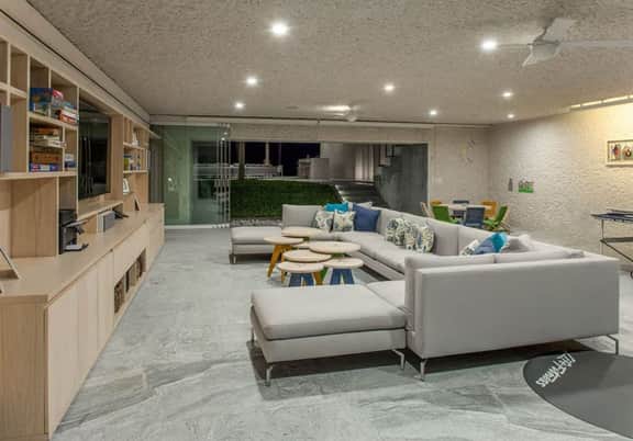 7BD Exclusive Property On Beach - Image 5