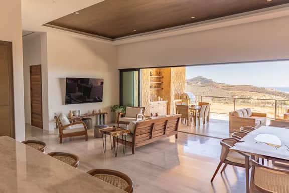 Stylish 3-Bedroom Oceanfront PH w/ Golf Cart - Image 3