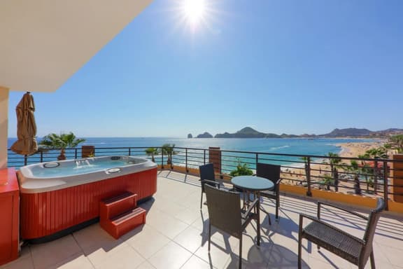 Oceanfront Penthouse with Resort Amenities - Image 1